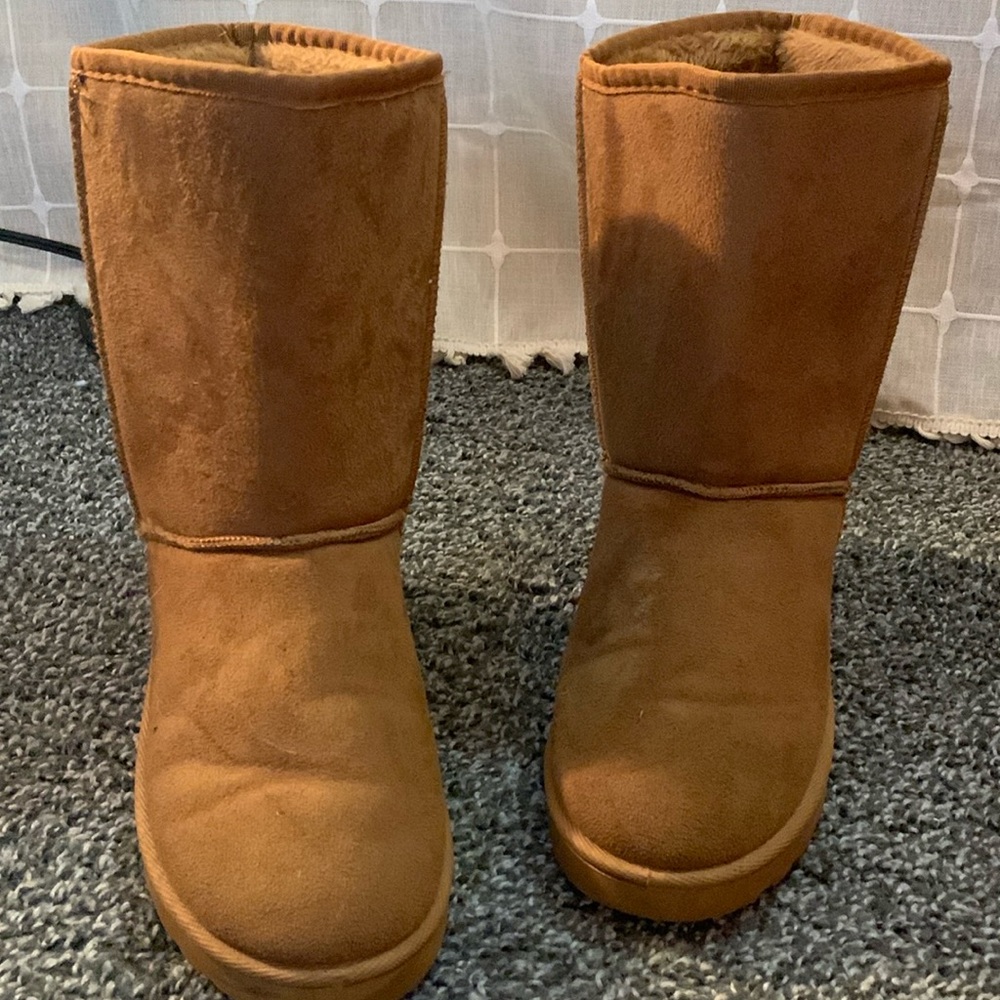 TAN BOOTS